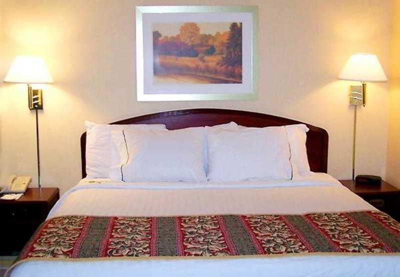 Courtyard By Marriott Bentonville Habitación foto